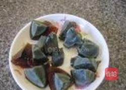 皮蛋上汤紫贝菜的做法图解1