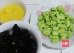 鸡蛋木耳炒蚕豆的做法图解1