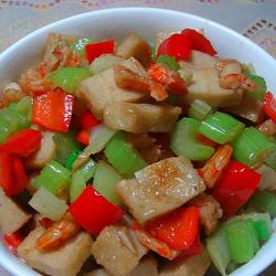西芹虾干炒鱼饼的做法[图]