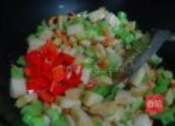 西芹虾干炒鱼饼的做法图解6