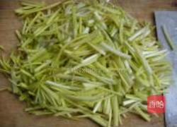 双椒韭黄的做法图解2