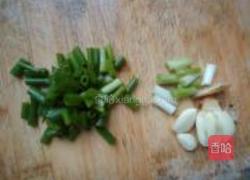 红萝卜青椒炒腊肠的做法图解2