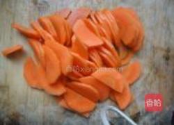 红萝卜青椒炒腊肠的做法图解3