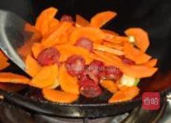 红萝卜青椒炒腊肠的做法图解7