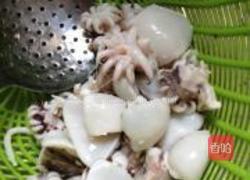 三椒爆墨鱼仔的做法图解3