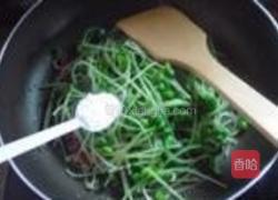 红椒炒绿芽的做法图解6