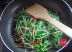 红椒炒绿芽的做法图解7