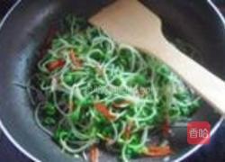 红椒炒绿芽的做法图解9