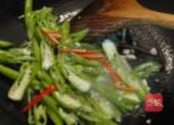 尖椒炒猪耳根的做法图解3