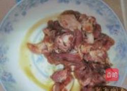 芹菜炒骨头肉的做法图解2