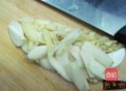 芹菜炒骨头肉的做法图解3