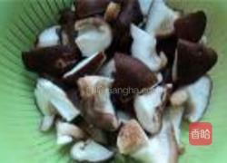 新鲜冬菇焖排骨的做法图解1