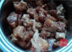 新鲜冬菇焖排骨的做法图解2