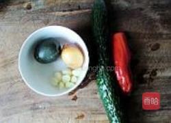黄瓜拌皮蛋的做法图解1