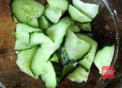 黄瓜拌皮蛋的做法图解2