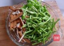 蒜苗豆干炒肉丝的做法图解2