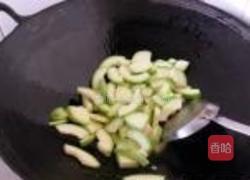 香菇炒西葫芦的做法图解3