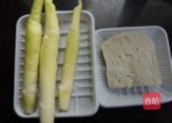 茭白烧豆腐的做法图解1