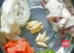 鱿鱼炒洋葱的做法图解1