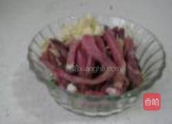 茼蒿杆儿腊肉丝的做法图解3