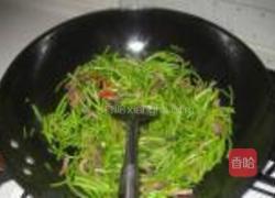 茼蒿杆儿腊肉丝的做法图解6