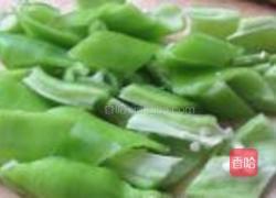 青椒炒肥肠的做法图解1