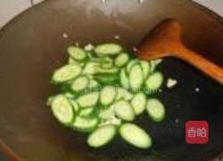 黄瓜炒香肠的做法图解3