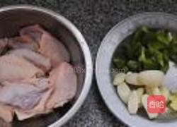 蒜子扣鸡翅的做法图解1