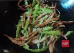 小鱼干圆椒丝的做法图解3