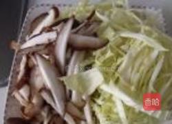 包菜炒香菇的做法图解1
