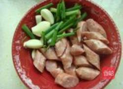 花菜木耳炒香肠的做法图解2