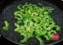 糖醋拌苦瓜的做法图解2