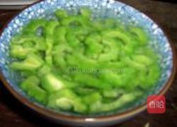 糖醋拌苦瓜的做法图解3
