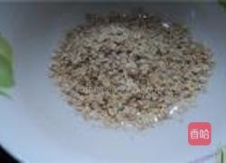 牛奶麦片的做法图解1