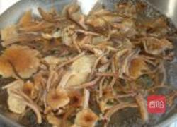 茶树菇烧木耳的做法图解2