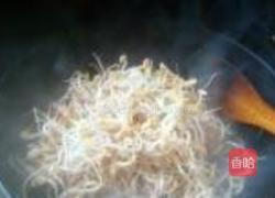 绿豆芽韭菜炒木耳的做法图解3