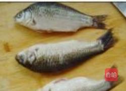 家常酱鲫鱼的做法图解1
