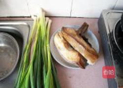 蒜苗炒腊肉的做法图解1