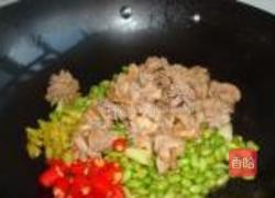 青豆炒鸡胗的做法图解8