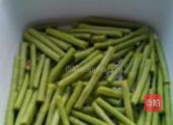 火腿肉炒豆角的做法图解1