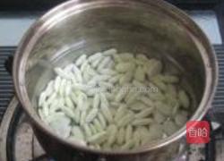 包瓜炒洋扁豆的做法图解2