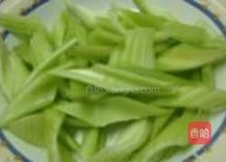 芹菜炒肉片的做法图解1