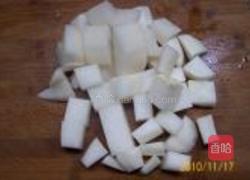 蒜苗红烧白萝卜的做法图解1
