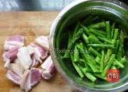 五花肉炒芦笋的做法图解3