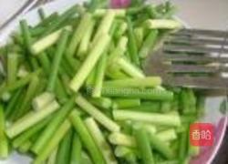 腊肉炒蒜薹的做法图解1