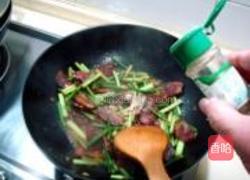 麻辣香肠炒蒜苗的做法图解5