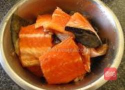 紫苏香煎三文鱼骨的做法图解1