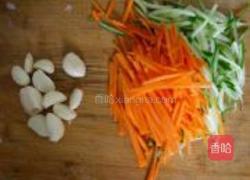 蒜香拌云丝的做法图解2