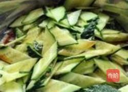 虾皮炒青瓜的做法图解6