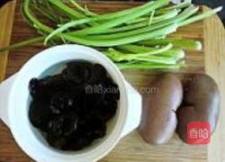 芹菜炒腰花的做法图解1